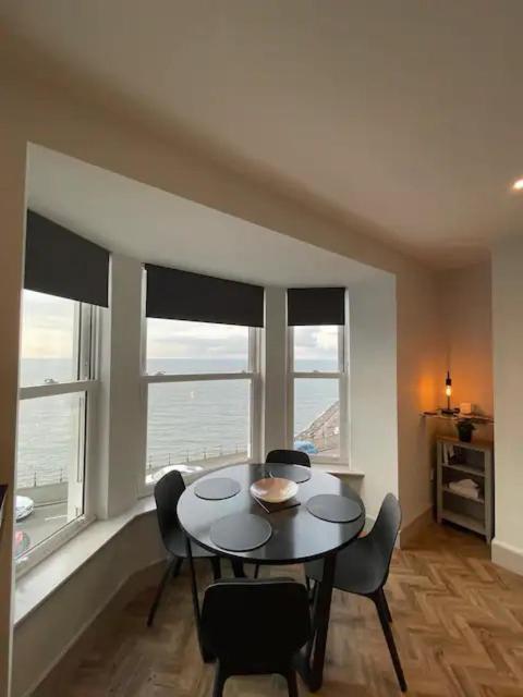 Superb 2 Bedroom Sea View Flat สการ์โบโรห์ ภายนอก รูปภาพ