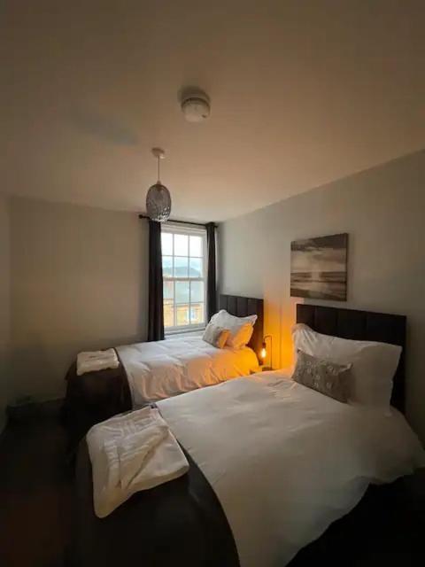 Superb 2 Bedroom Sea View Flat สการ์โบโรห์ ภายนอก รูปภาพ